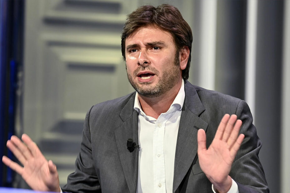 Stavolta Di Battista difende Berlusconi contro il Pd
