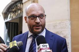 Il leghista Lorenzo Fontana presidente della Camera: scatta la protesta