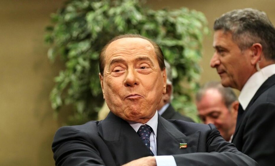 Berlusconi rimette piede in Senato dopo tanti anni e esulta sui social