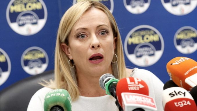 Giorgia Meloni spiazzata da Macron