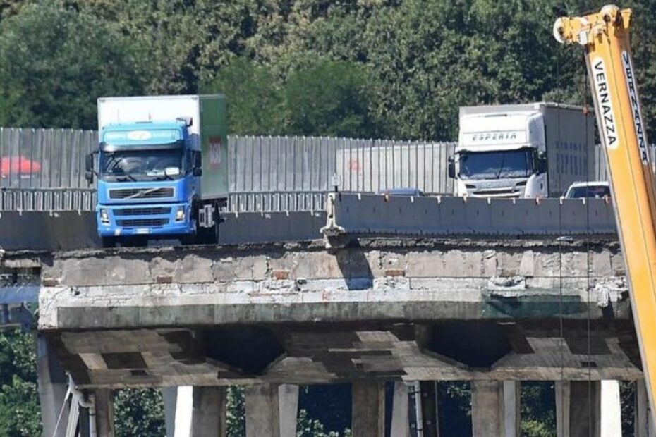 Crollo del ponte Morandi, il giallo del tir pieno di hashish: le intercettazioni