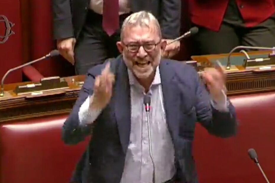 Attacco senza precedenti a Conte e al M5S