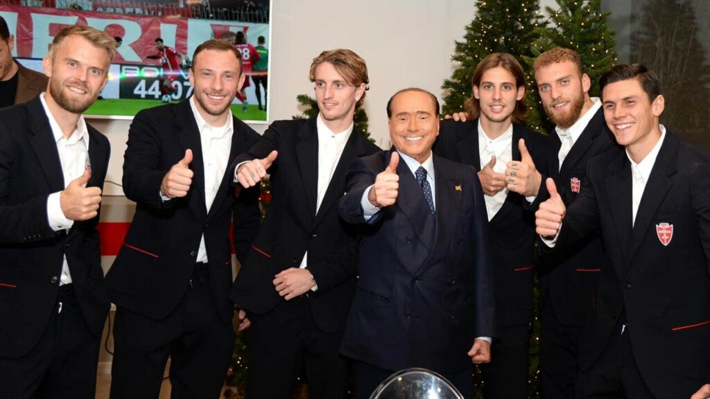 La squadra del Monza con il presidente Silvio Berlusconi.