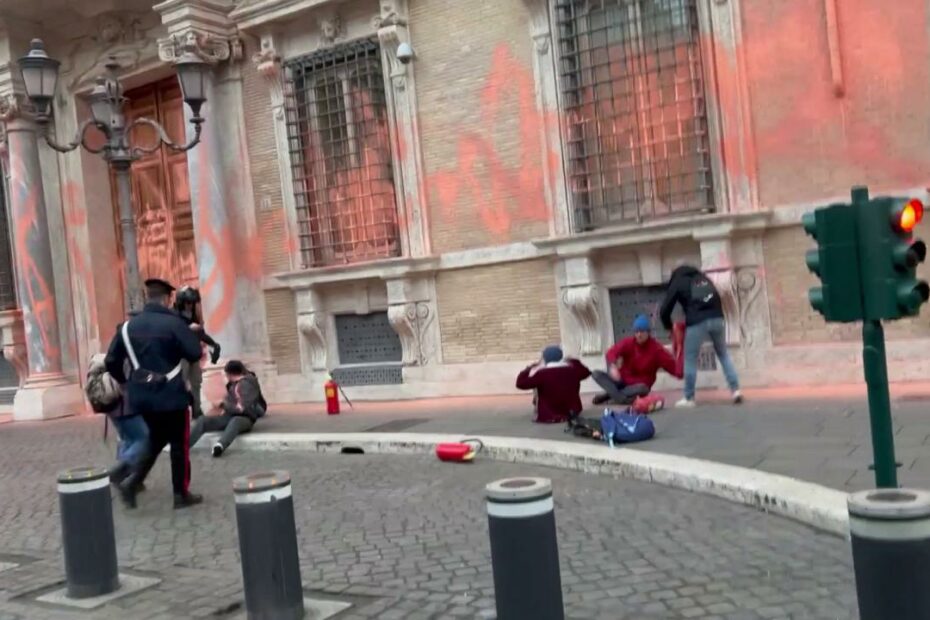 Erri De Luca difende gli ambientalisti di Ultima Generazione e attacca la Meloni