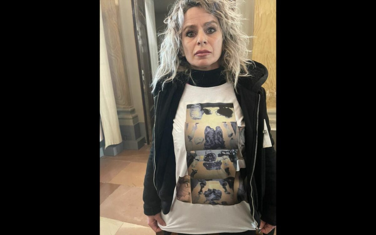 La mamma di Pamela Mastropietro con la maglietta con il suo cadavere