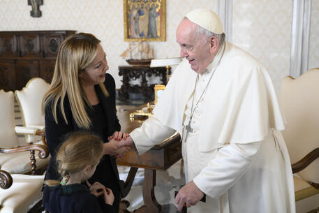 Giorgia Meloni a colloquio con Papa Francesco: ecco cosa si sono regalati