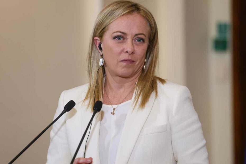 migranti Calabria Piantedosi Calenda