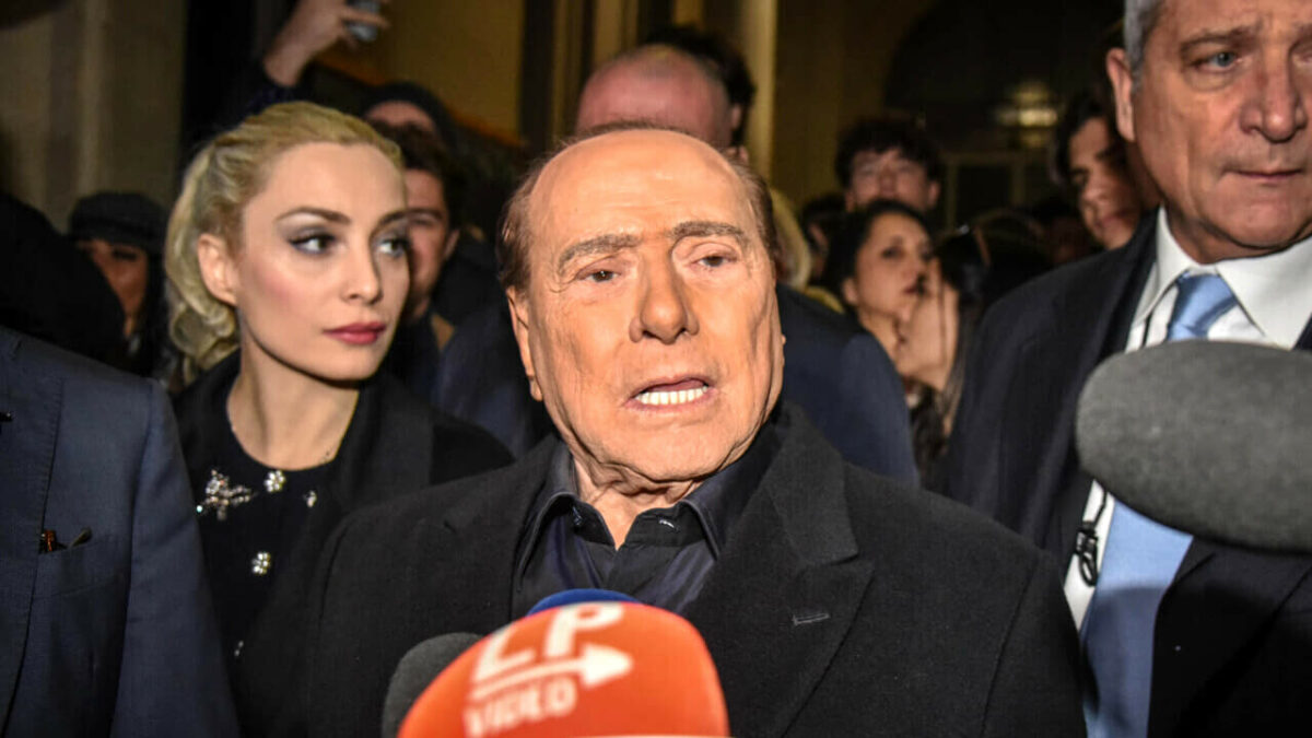 Berlusconi Zelensky Vauro bacio