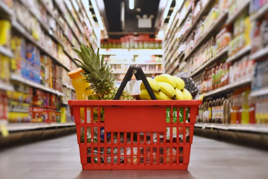 Spesa di prodotti alimentari al supermercato