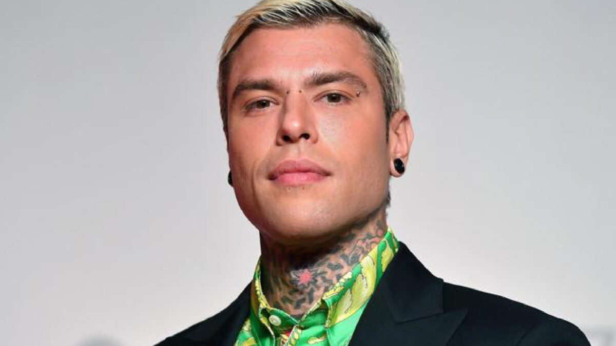 Fedez annuncia lontano social