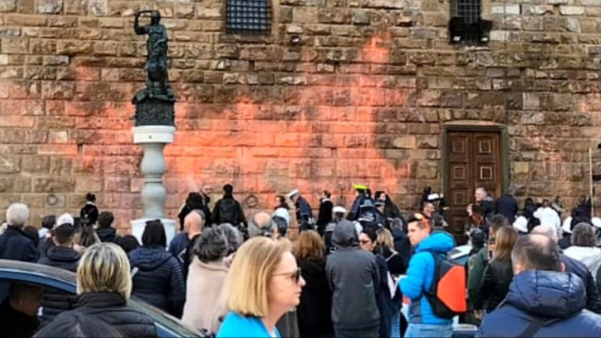 Palazzo vecchio ambientalisti raid vernice