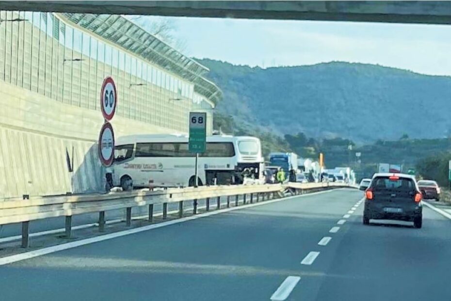 Il bus che trasportava 50 bambni salvati dalle insegnanti