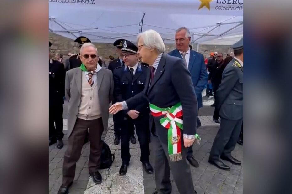 Sgarbi Viterbo fischiato Anpi