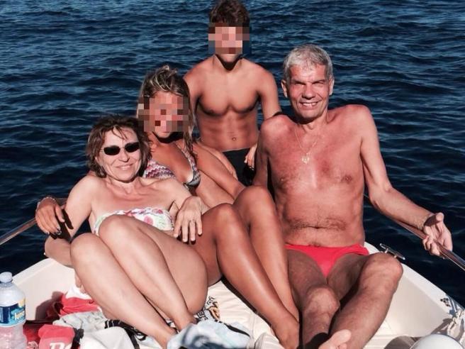 Giampaolo Amato in una foto di famiglia con la moglie, che avrebbe avvelenato, e i due figli.