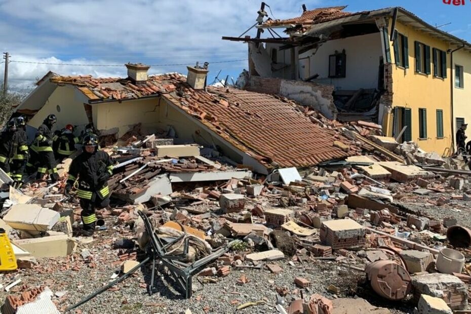 Esplosione a Lucca, soccorritori all'opera