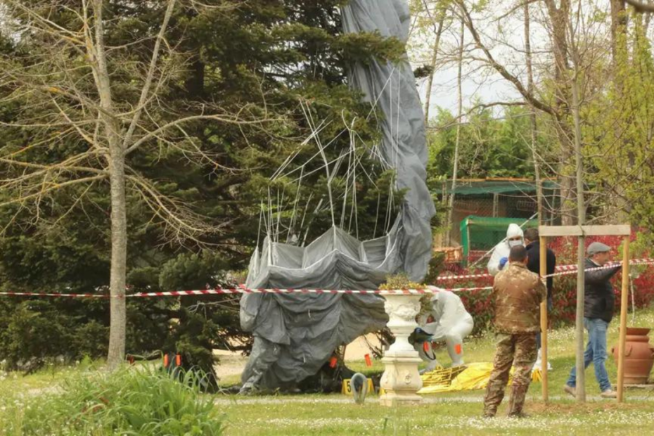 Tragedia a Orentano (Pisa) dove un parà è morto durante il lancio.