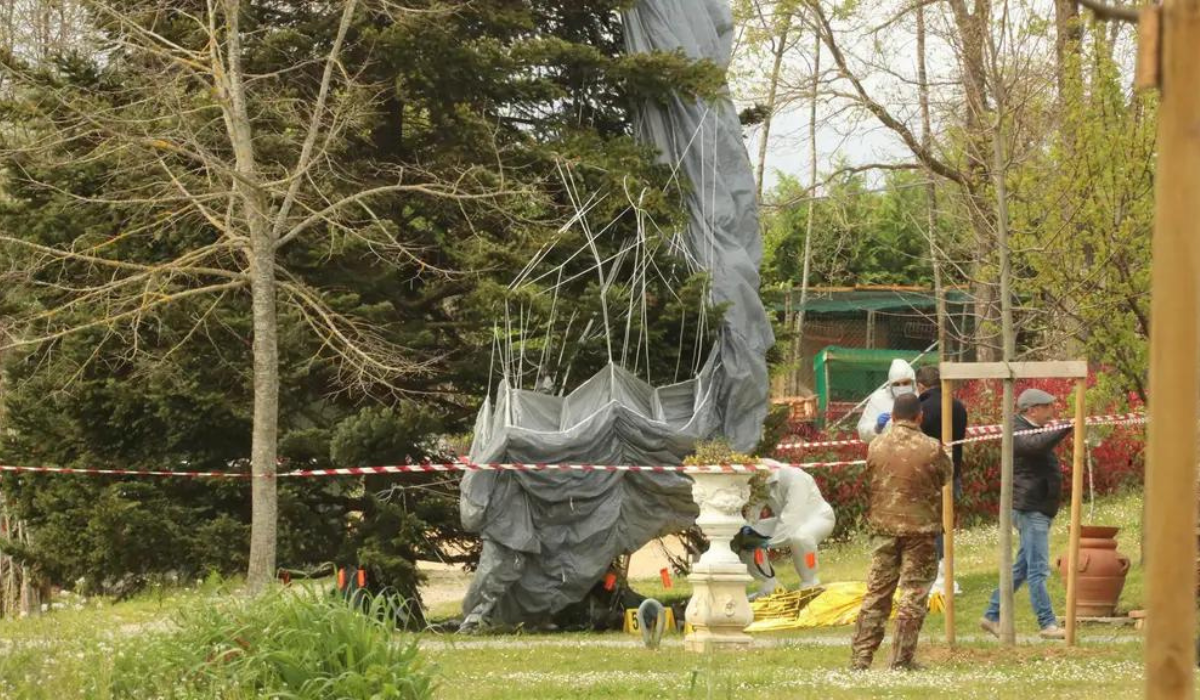 Tragedia a Orentano (Pisa) dove un parà è morto durante il lancio.