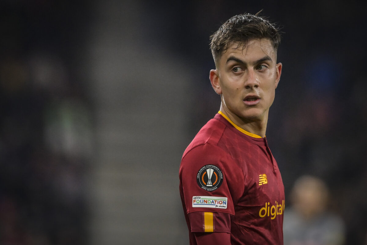 Paulo Dybala, ex calciatore Juve, con la maglia della Roma 2022-2023. 