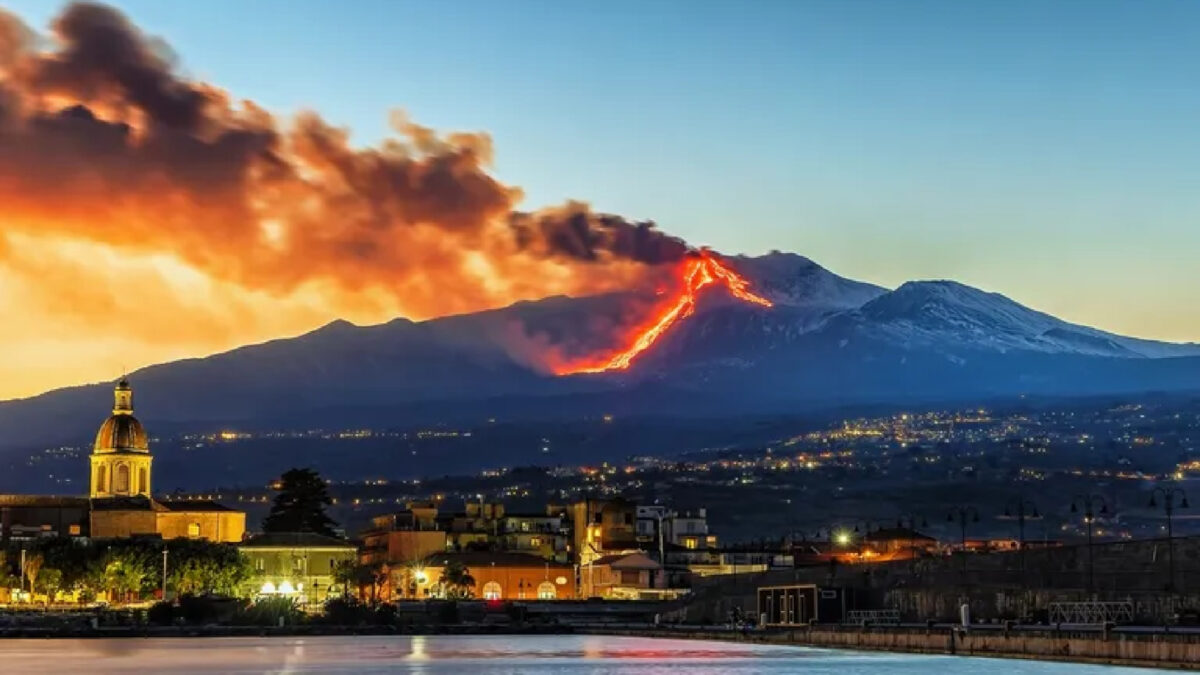 Etna eruzione Catania aeroporto chiuso 