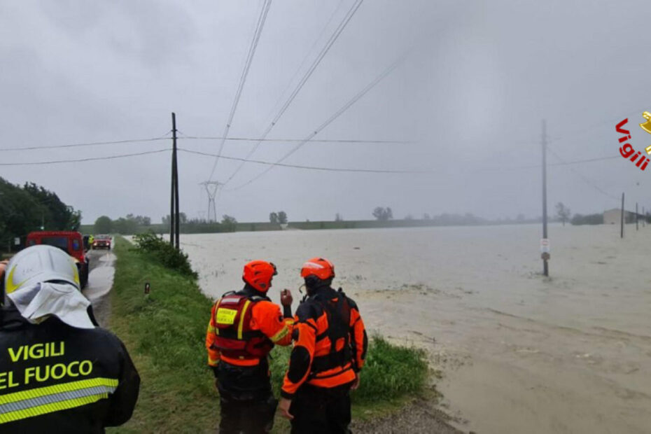 Sommozzatori in azione per salvare le vittime dell'alluvione in Emilia Romagna