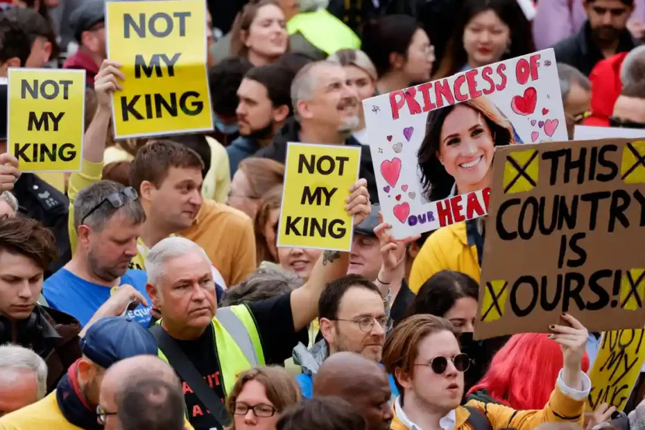 Proteste contro l'incoronazione di re Carlo