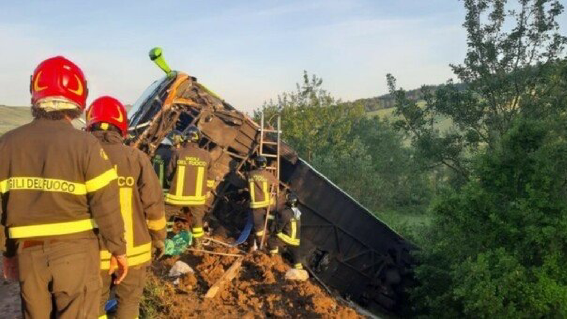 Tragedia sull'autostrada A16: un morto e 14 feriti in incidente ...