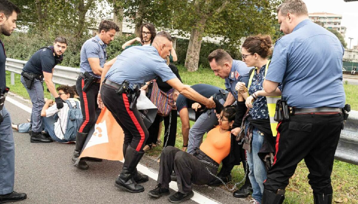 Ultima Generazione Milano poliziotto