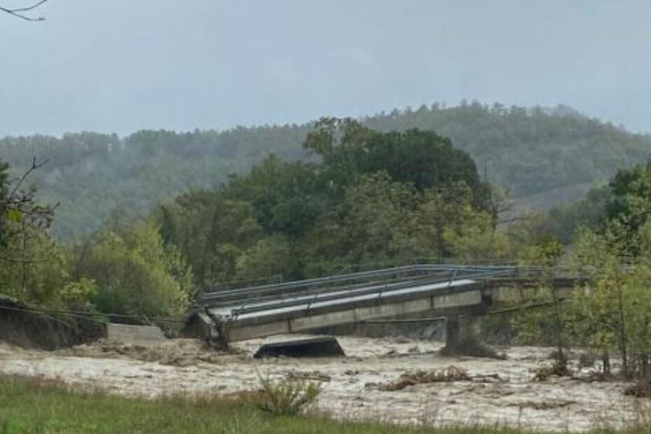 Crolla ponte in Emilia