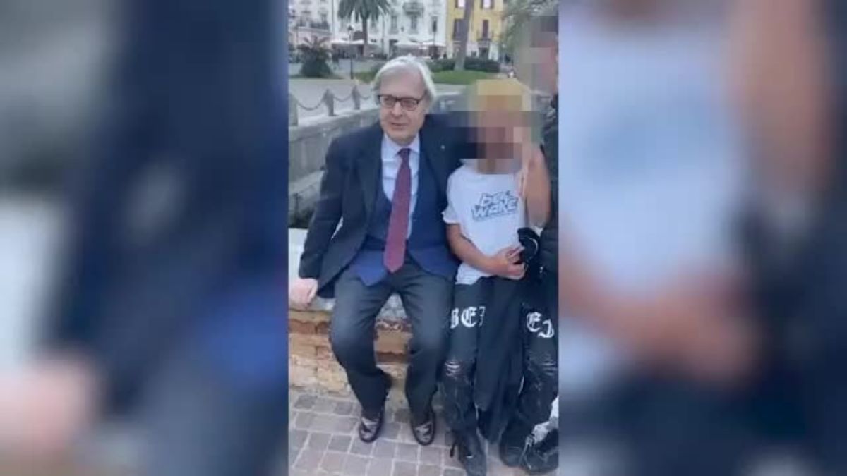 Sgarbi video ragazzini Garda