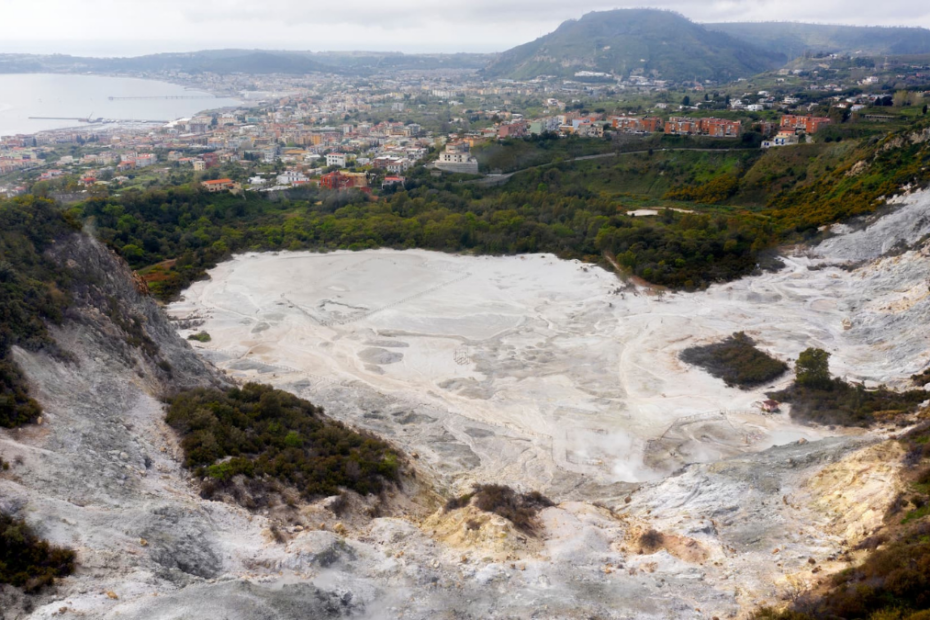 Campi Flegrei Napoli cenere