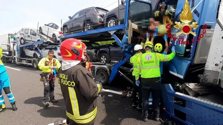 Tragico incidente in A1: scontro tra auto e tir. Due morti e un ferito ...
