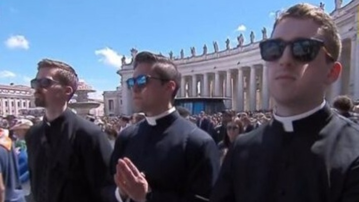 Tre giovani preti al funerale di Papa Francesco: il web esplode di