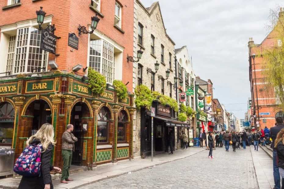 Il miglior paese in Europa per vivere. Nella foto, persone che camminano per strada in una città irlandese