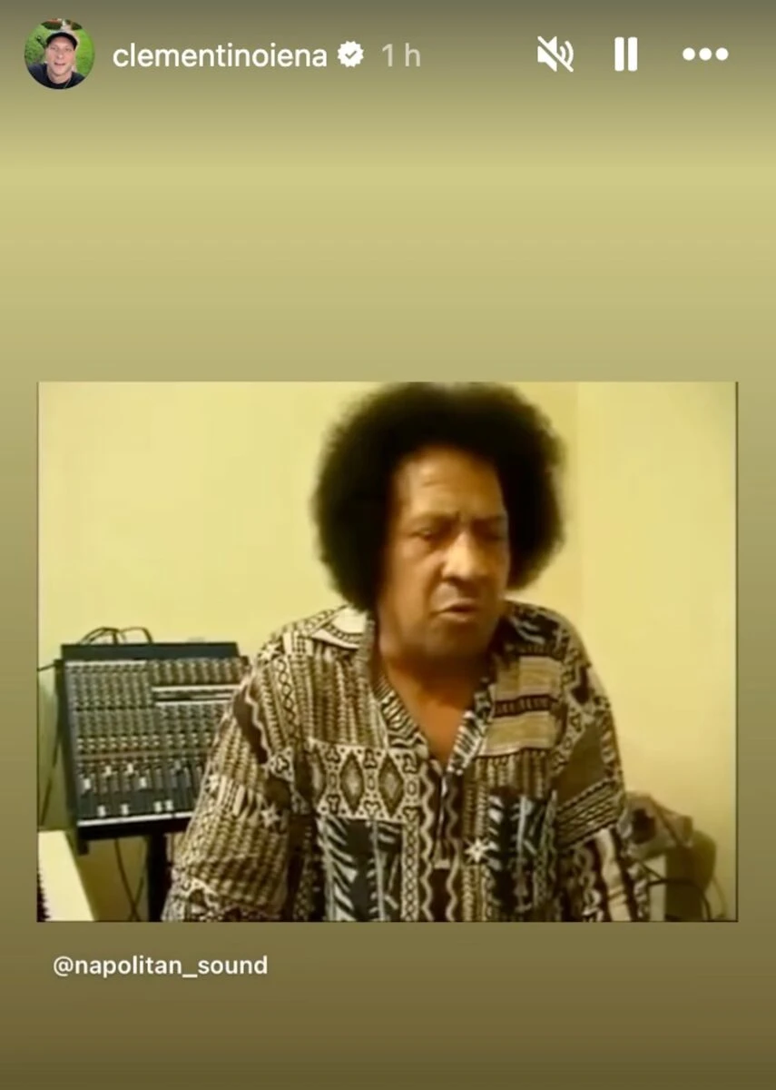 James Senese sul palco con il sax