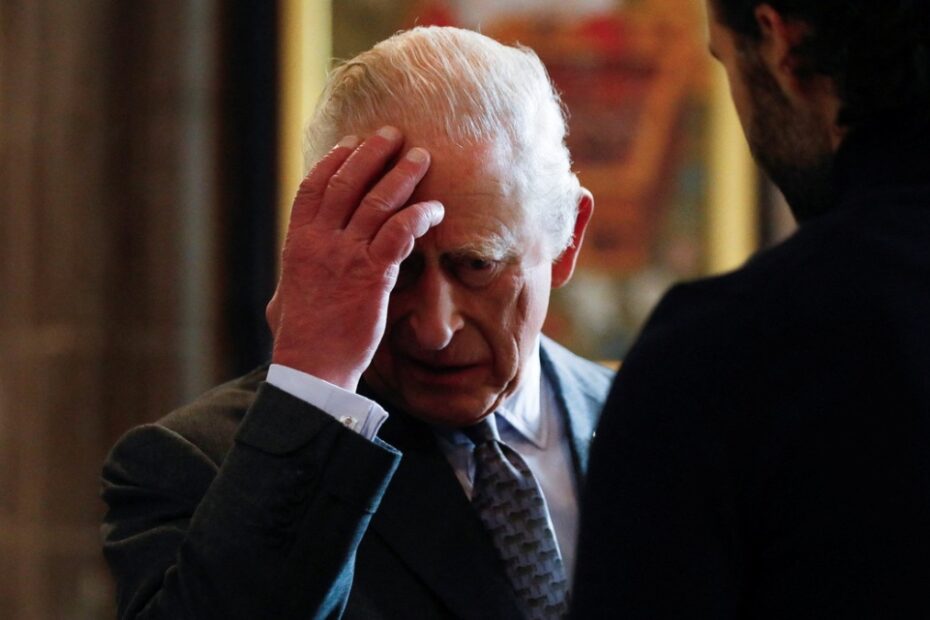 re carlo contestato folla