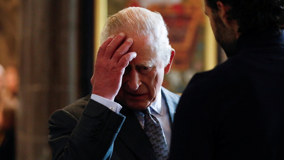 re carlo contestato folla