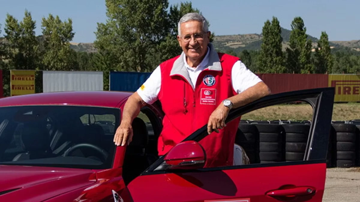 Andrea de Adamich durante una competizione automobilistica