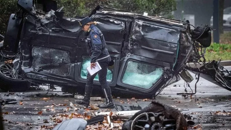 20enne tenta di soccorrere gli occupanti del suv a Milano