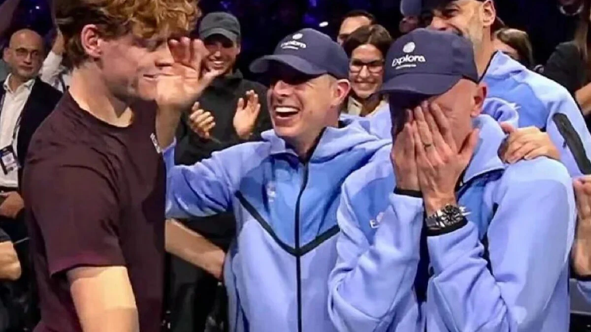 Umberto Ferrara in lacrime durante la vittoria di Jannik Sinner alle ATP Finals