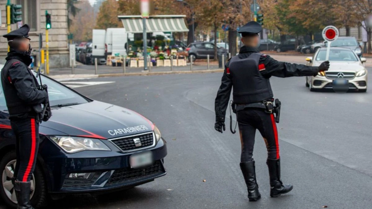 Automobilista con pneumatici invernali su strada innevata