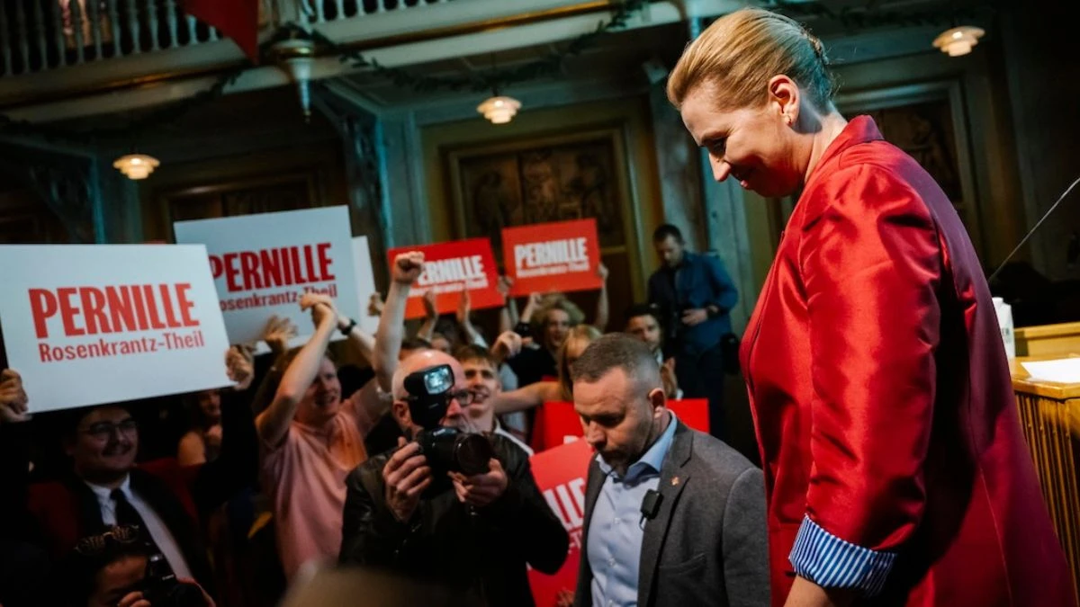 Manifestanti e cittadini durante dibattiti politici a Copenaghen