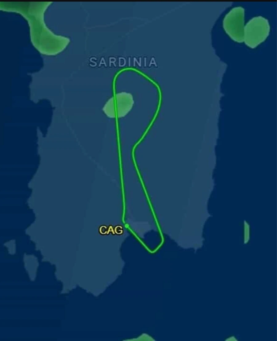 Immagine di controllo tecnico su motore aereo durante ispezione