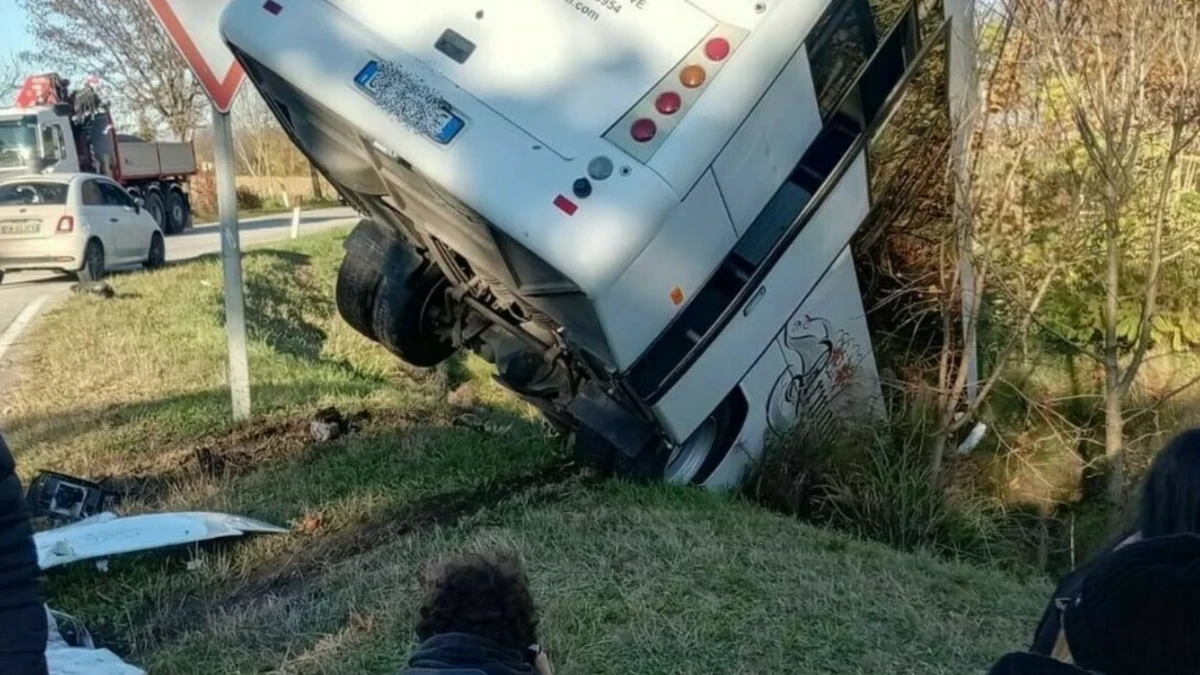 Bus scolastico coinvolto in incidente, sedili rovesciati e vetri rotti