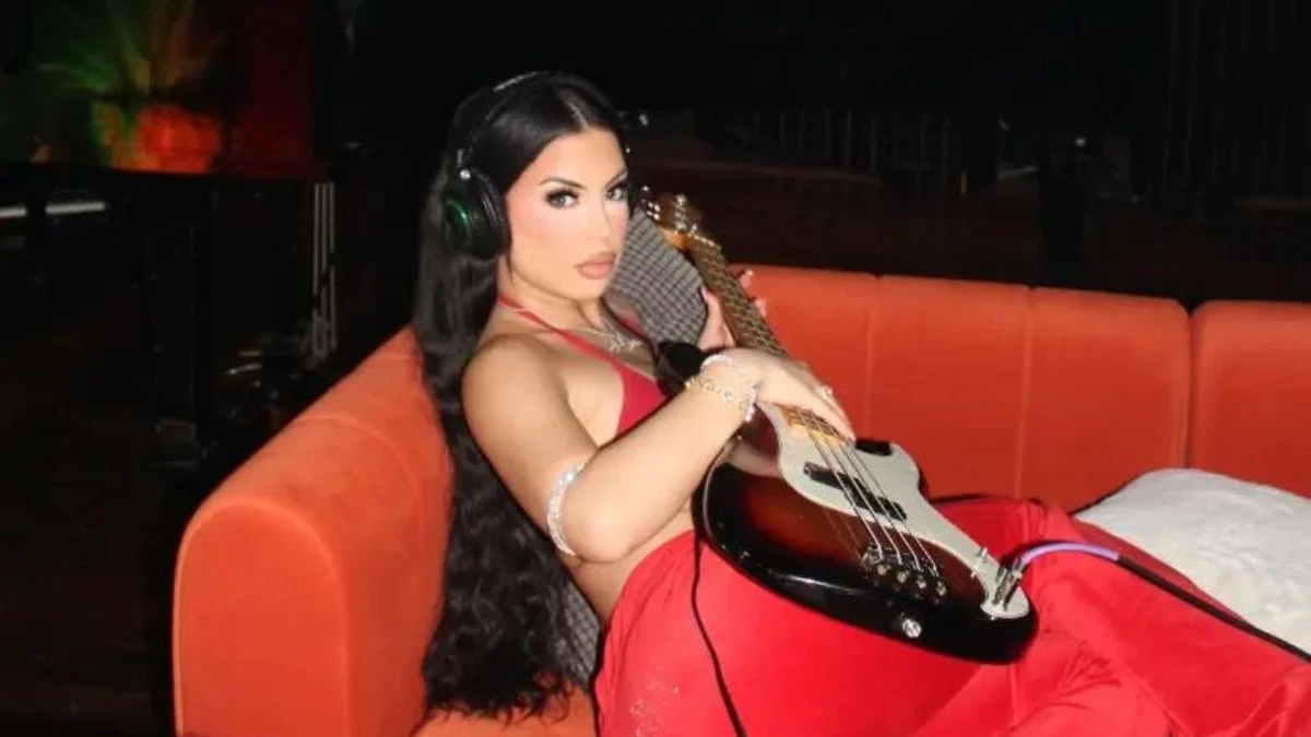 Ritratto della cantante latina DELAROSA