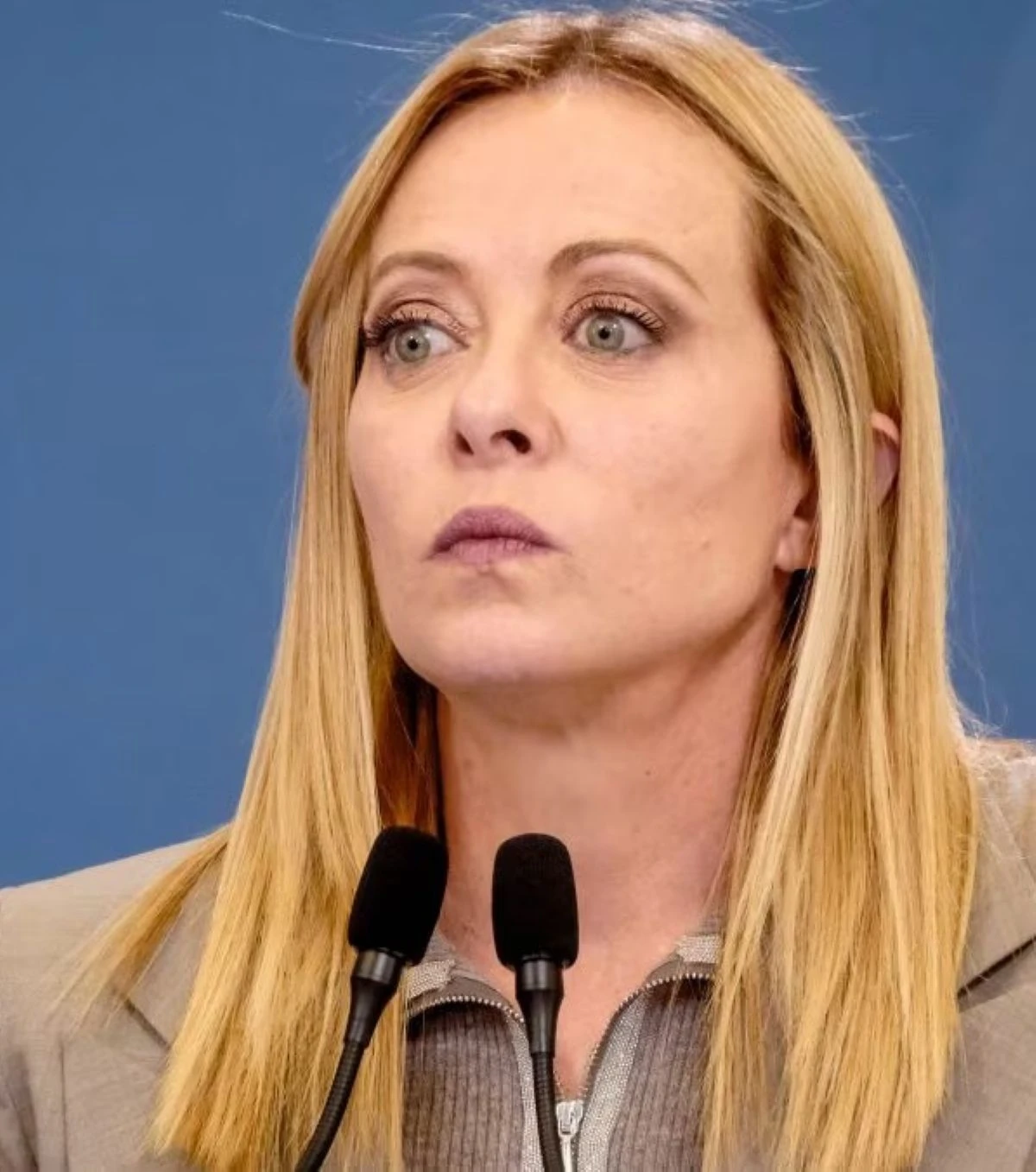 Famiglia vive in bosco, situazione abitativa critica