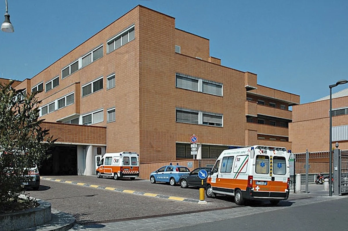 Corsia di un ospedale con personale medico in attività