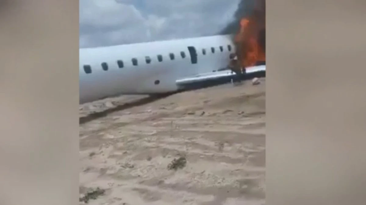 Aereo ministeriale fuori pista in fiamme