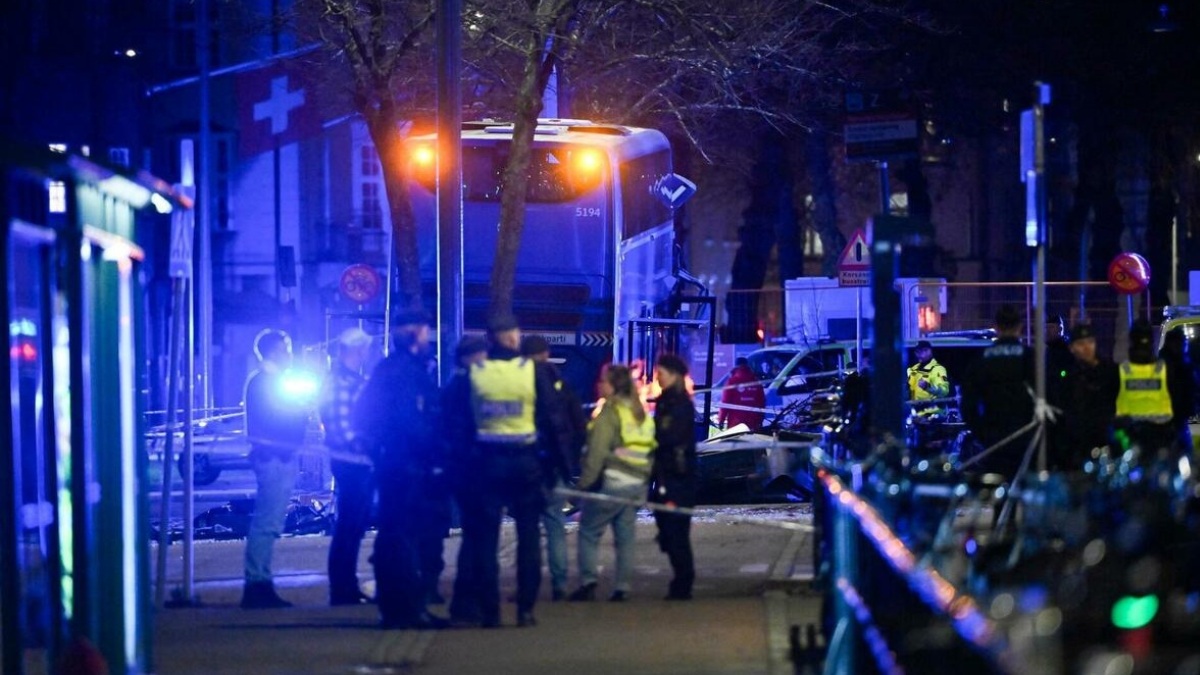 bus travolge pensilina tre morti