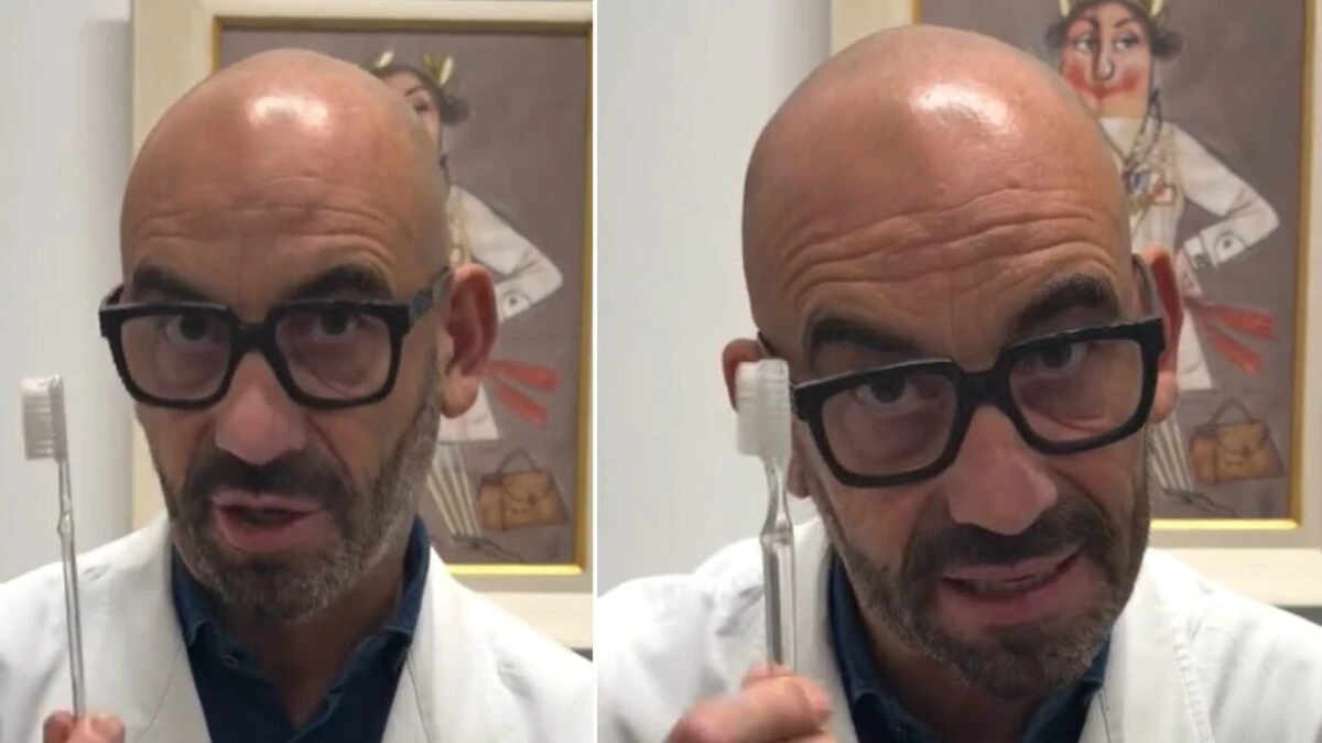 Matteo Bassetti con uno spazzolino da denti