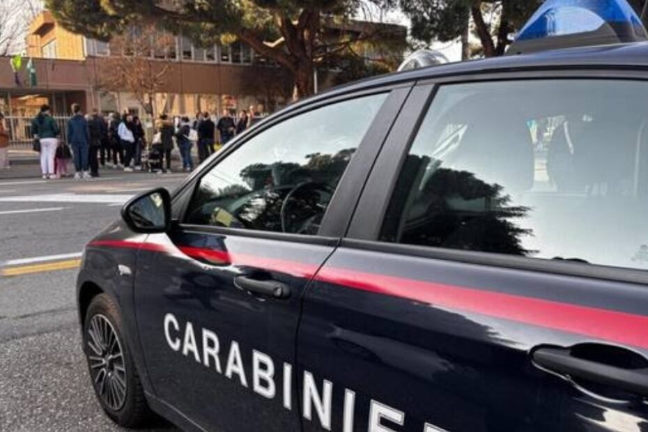 tenta strangolare moglie poi fugge ubriaco